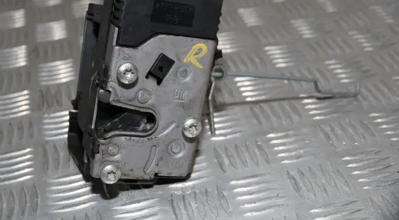 Opel Vivaro Front door lock 8200008261 91166229