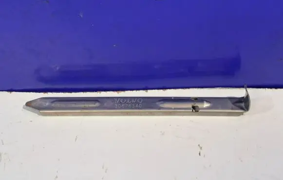 Volvo V70 Headlight/headlamp mounting bracket 30678340