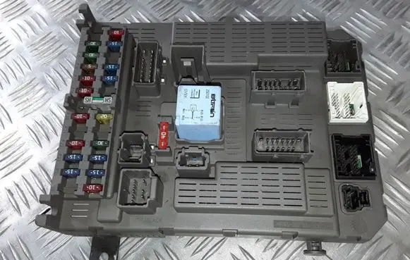 Citroen C5 Fuse module 9637466180 98162200 96450303