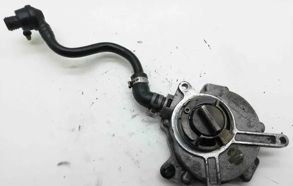 Volkswagen Golf V Vacuum pump 06D145100