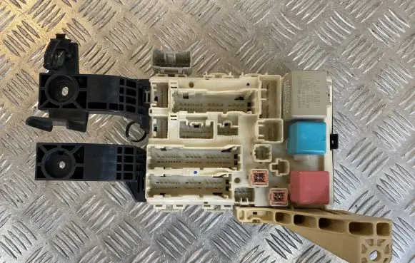 Toyota Urban Cruiser (XP110) Fuse box set 8273052G90 1098 90090484
