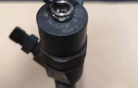 Opel Insignia A Fuel injector 0445110327