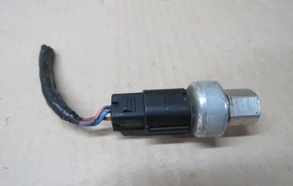 Ford Kuga II Air conditioning (A/C) pressure sensor BT4319D594AA
