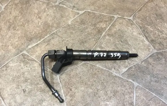 Mercedes-Benz E A207 Fuel injector A642070