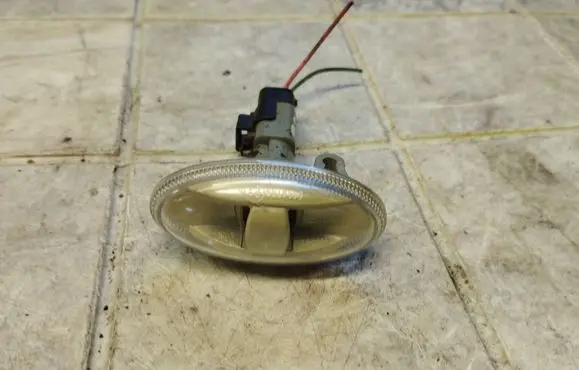 Front fender indicator light