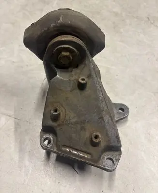 Volkswagen PASSAT B5.5 Gearbox mounting bracket 8D0399114AH