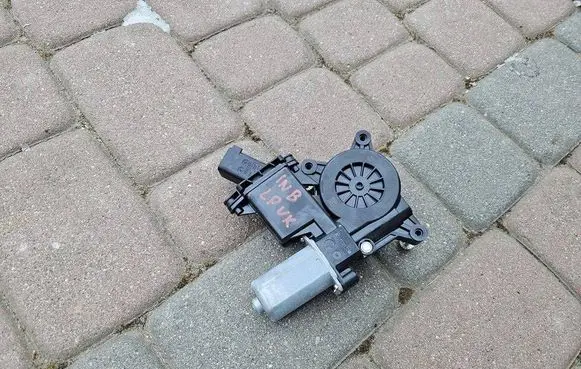 Opel Insignia B Front door window regulator motor 