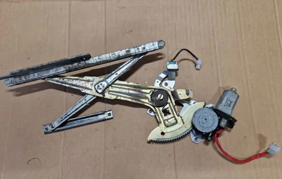 Mitsubishi Pajero Sport I Front door window regulator with motor 5713A019