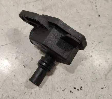 Peugeot 607 Breather valve 4R8Q6C714