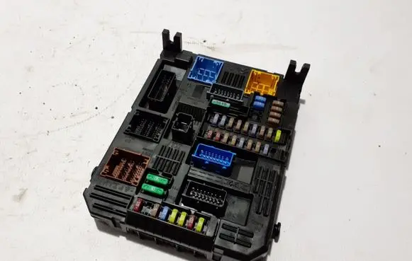 Citroen C4 III e-C4 Fuse module 9832881080