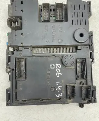Peugeot 206 Fuse module 812581238002