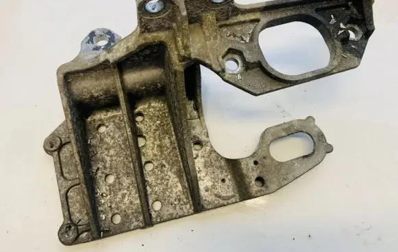 Nissan Qashqai Engine mounting bracket