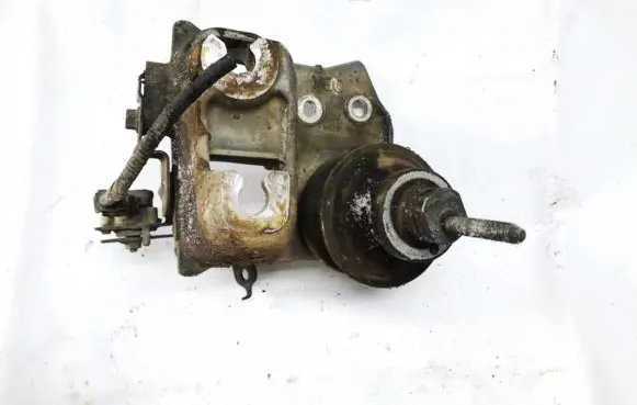 Subaru Outback Engine mount bracket rf023001