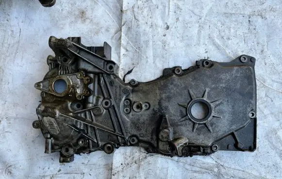 Renault Clio IV Timing chain cover 135028725R
