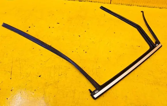 Volvo XC60 Rubber seal rear door window/glass 