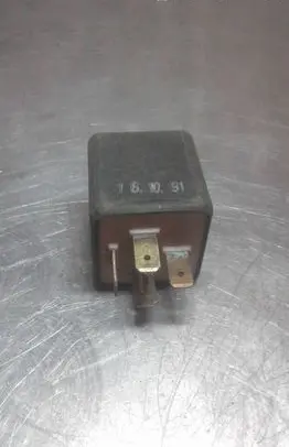 Volkswagen PASSAT B5 Other relay 895951254 8999704 12V2050A