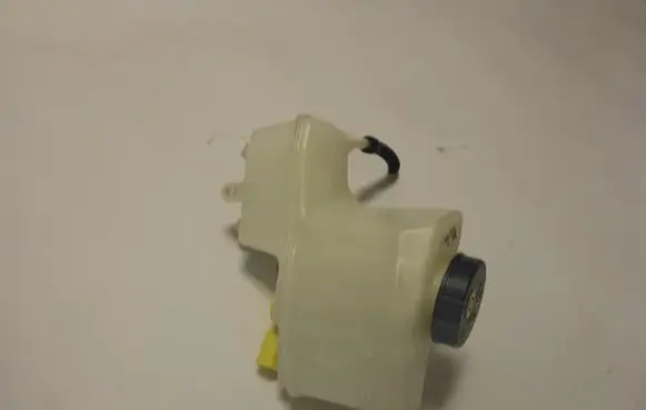 Volkswagen Polo VI Brake fluid reservoir 2Q2611301
