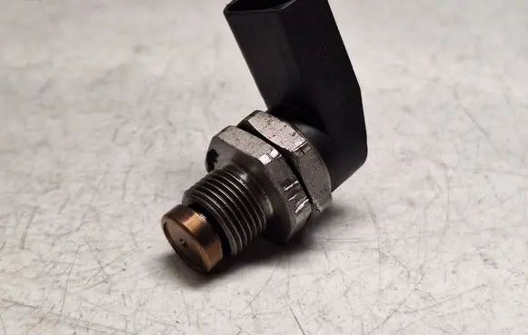 BMW 5 E60 E61 Fuel pressure sensor 0281002497 13537787167
