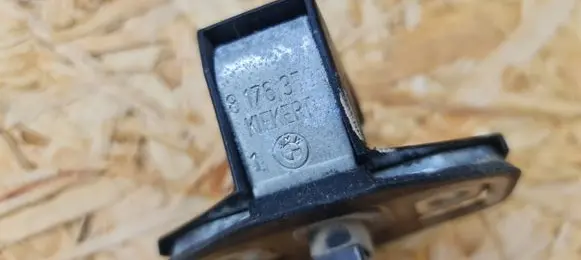 BMW 5 E39 Front door lock loop/hook striker 8176350