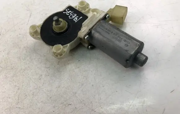 Mercedes-Benz CLS C219 Front door window regulator motor 0130821433