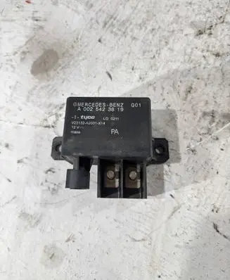 Mercedes-Benz E W211 Charging relay A0025423819 V23132A2001314