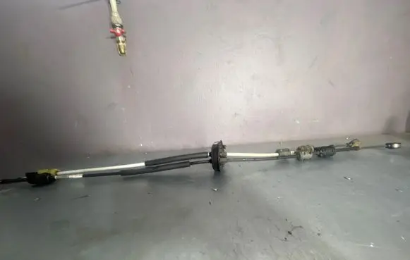 Opel Astra J Gear shift cable linkage 55577317