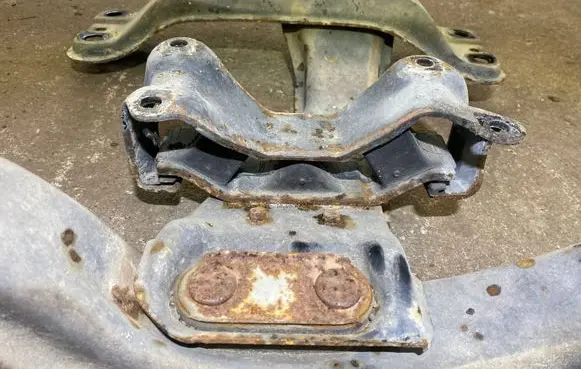 Subaru Legacy Gearbox mounting bracket