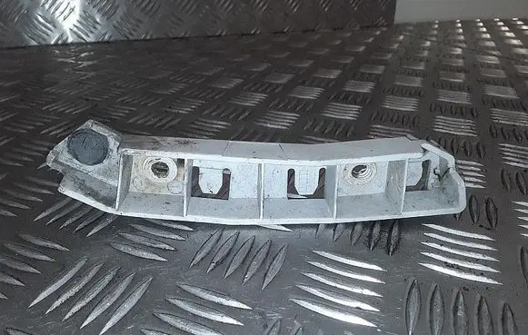 Front bumper mounting bracket