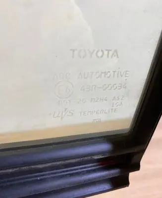 Toyota RAV 4 (XA50) Front door vent window glass four-door E643r00034