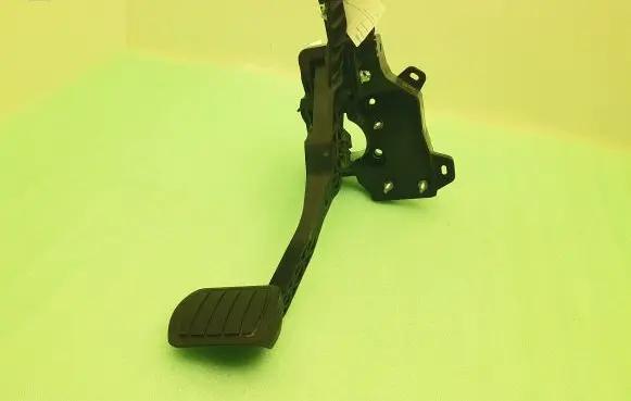 Citroen C4 III e-C4 Brake pedal 9824305280