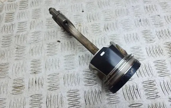 Volvo V70 Piston with connecting rod 82L175