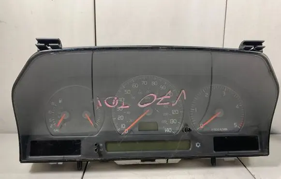 Volvo S70 V70 V70 XC Speedometer (instrument cluster) 9168387