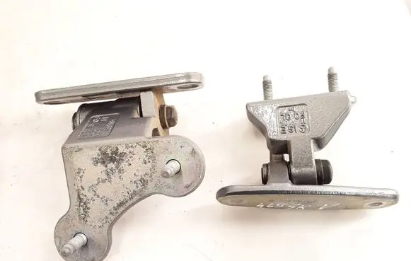 Rear door hinge set
