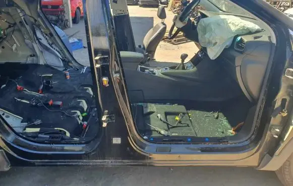Opel Grandland X Pillar (middle) 