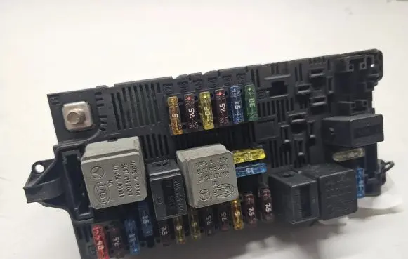 Mercedes-Benz E W211 Fuse module 2115454201