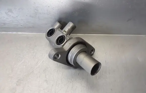 Master brake cylinder