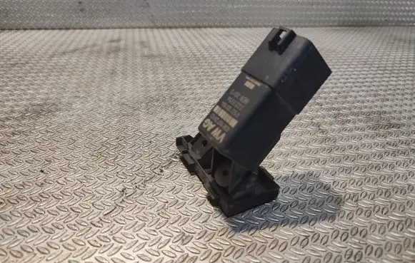 Volkswagen Caddy Glow plug pre-heat relay 038907281D