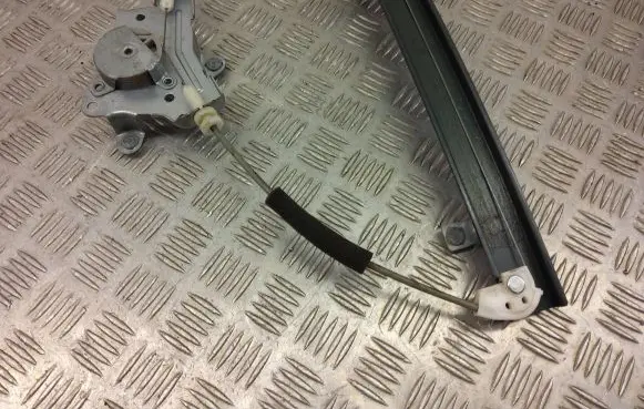 Chevrolet Captiva Front window lifting mechanism without motor