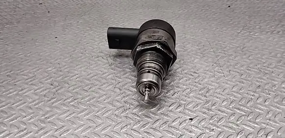 BMW X5 E53 Fuel pressure regulator 0281002481 20813624 249705