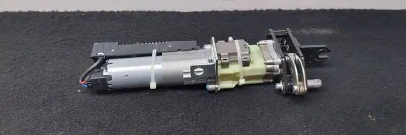 Volkswagen PASSAT B7 Tailgate hydraulic pump motor 3C9827383J
