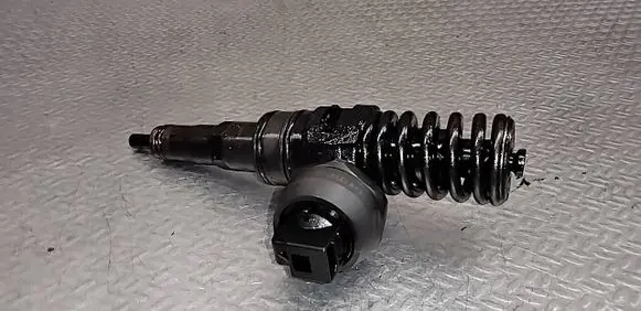 Volkswagen Golf IV Fuel injector 038130073AG