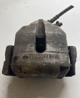 BMW 5 E39 Front brake caliper 6022296