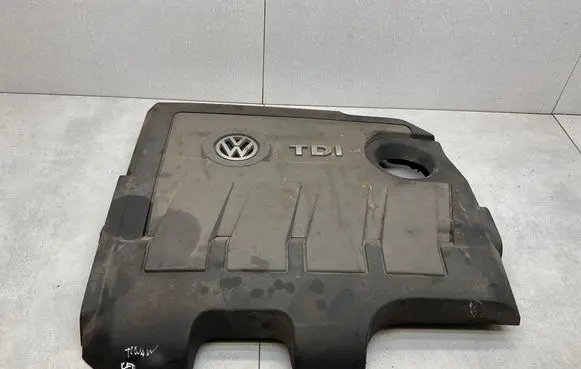 Volkswagen PASSAT B7 Engine cover (trim) 03L103925B