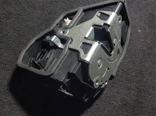 BMW 1 E81 E87 Front door lock A046998
