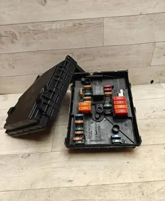 Volkswagen Touran I Fuse module 1K0937125A