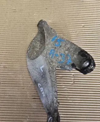 Volkswagen PASSAT B7 Engine mounting bracket 4F0199307N