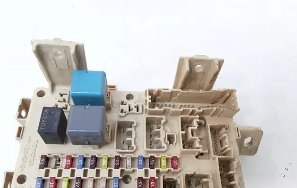Toyota Avensis T250 Fuse module 82641CA010F