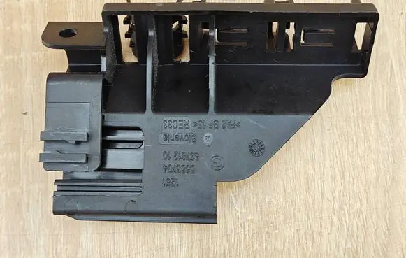BMW 8 G16 Intercooler pipe mounting bracket 8583704
