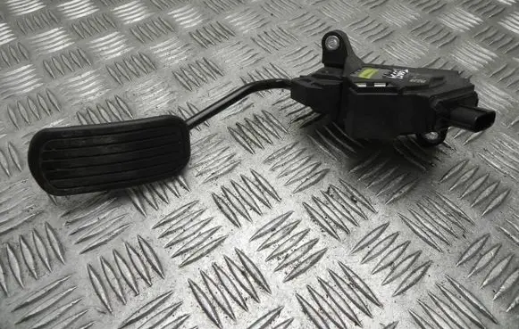 Toyota RAV 4 (XA40) Accelerator throttle pedal 781100W110 T9954