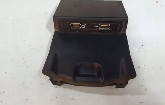 Mercedes-Benz GLA W156 X156 USB socket connector A1728202100